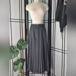 Chic Charcoal Pleated Skirt 100% PURE WOOL